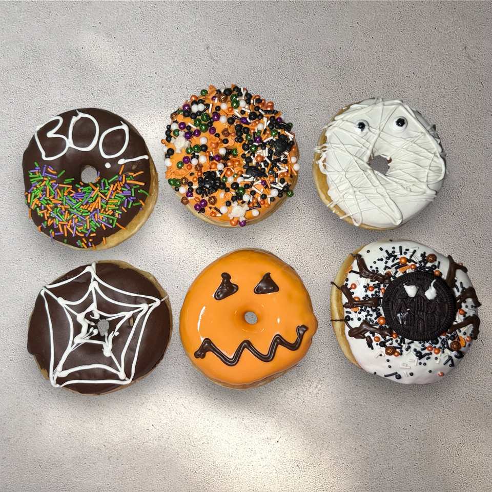 Seis donas decoradas para Halloween: BOO, grageas de terror, momia, telaraña, calabaza y araña de Oreo
