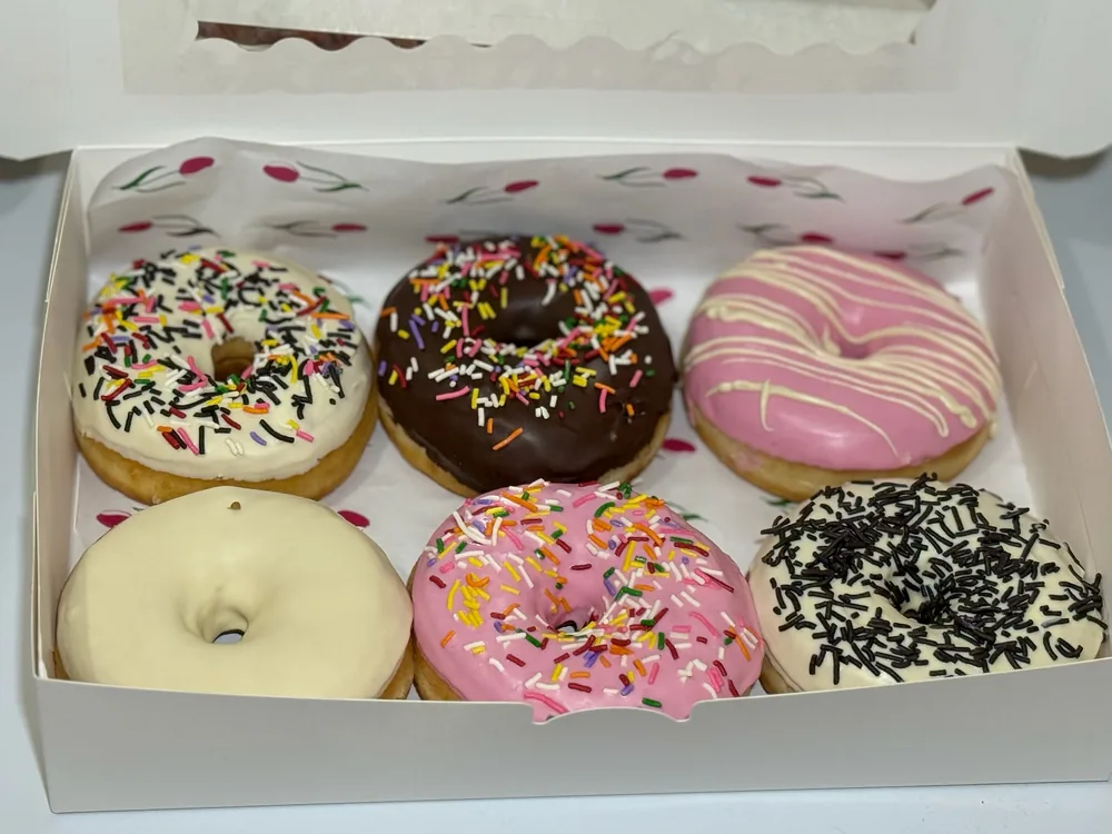 Caja de donas decoradas de Donut Bites con sabores combinados