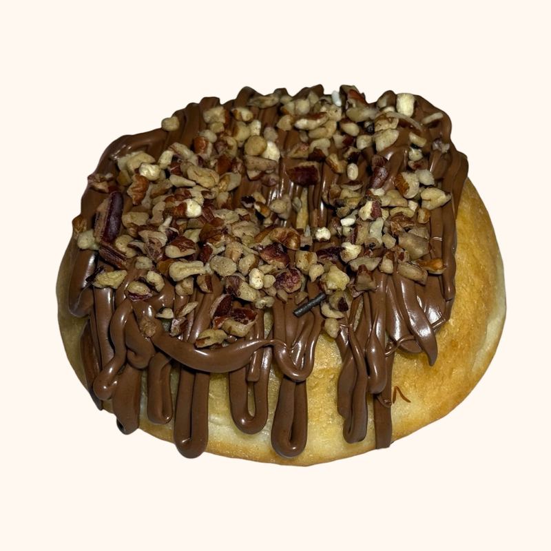Dona artesanal de chocolate y nuez, donas decoradas en Monterrey