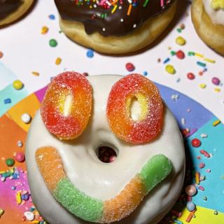 Dona decorada con carita de gomitas, donas decoradas en Apodaca