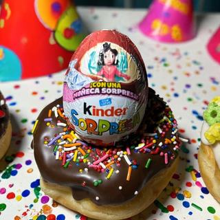 Dona decorada con huevo sorpresa para cumpleaños, donas decoradas en Monterrey