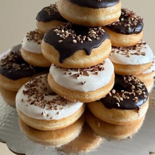 Torre de donas de chocolate y nuez, donas decoradas en Monterrey