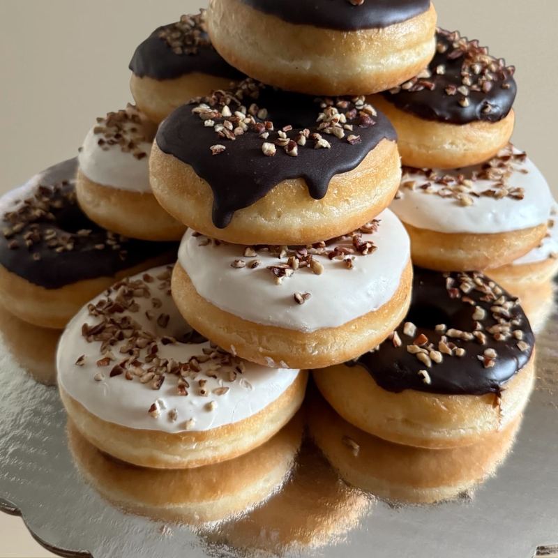 Torre de donas de chocolate y nuez, donas decoradas en San Pedro Garza García